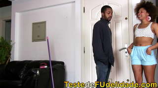 Ȁ�板的最耸人听闻的美女爱看着你的女佣的性感凡对对碰通过研磨你的家，通过使用只是一个红色的内衣现场的完整的现场测试de Fudelidade