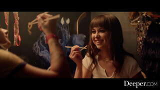 Mais profundo. Sexy babes desfrutar de foda lésbica