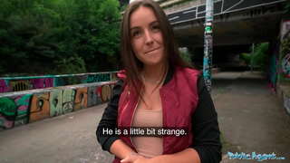 Public Agent tinatangkilik ng mga estudyante sa pagkuha ng kanyang puki natagos mahirap sa pamamagitan ng isang taong hindi kilala sa labas ng Prague