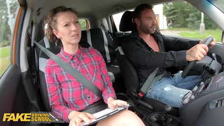 Ο ψεύτικος μαθητής σχολής οδήγησης αγοράζει εκπαιδευτή Emilia Argan έναν καφέ πριν από το υπαίθριο γαμήσι