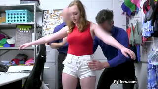 Busty ungdoms gags på hard cocks av to vakter