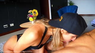 OneNymphoLatina DEEPTHROATS ਦੇ ਇੱਕ, ਉਸ ਦੇ ਪੱਖੇ ਅਤੇ ਨਿਗਲ ਇੱਕ ਮੋਟੀ THROATPIE