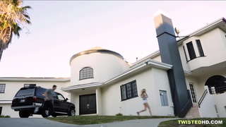 Fucking mpenzi wakati mama anatembea katika? Nice!