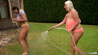 ���ਿਲ੍ਡੋ ਪਾਉਣ ਅਤੇ ਚੂਚੀਆਂ ਚੂਸਦੇ ਲਈ ਦੋ ਲੈਸਬੀਅਨ ਵੱਡੀ ਛਾਤੀ ਵਾਲੀ