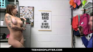 TeenShoplifter.com - Big Ass Teen पोल नर्तकी पक्रेको पसलबाट सामान चोर्ने थैली