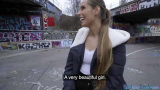 Gadis benar-benar membutuhkan uang, tapi untuk memberi hisap di awam