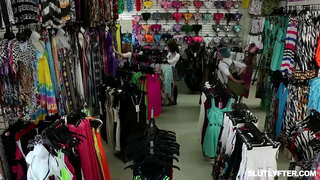 Blondie kijana Haley Spades sucking cock na kupata pussy yake fucked wildly wakati huo huo