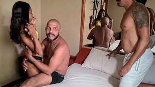 Â�背景にカメラの前に新しいcarioca感、二cocks彼女の滑りと同時に、初めて、全負荷の兼