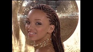 Gia LaShay kuonyesha mbali yake tikiti