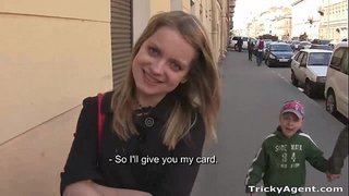 ���ुश्किल एजेन्ट - उनको बिल्ली छ र तंग गीला