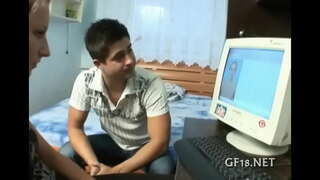 ���್ಯಭಿಚಾರಿ ಇನ್ನಿಬ್ಬರು ತನ್ನ ಉದ್ದ ಕಾಲುಗಳು ಹುಟ್ಟುಹಾಕುತ್ತದೆ.