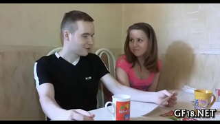 ���ழகான சட்ட வயது இளைஞனை தேவதை நிற்கிறது நாய் ஃபேஷன்