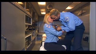 Busty babe fucked en nigra femuraj altaj ŝtrumpetoj