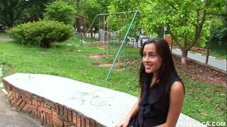 Latina kupokea joto ansiktsservetter baada ya kupata pussy yake na punda fucked ngumu