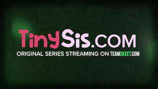 18 year old Ariana Grand is here for one thing and one thing only, to get FUCKED! Diese sexy ass Schönheit liebt den Blick auf Ihr Gesicht mit einem Hahn tief in Ihrem Hals und stöhnt in Freude, wenn pl