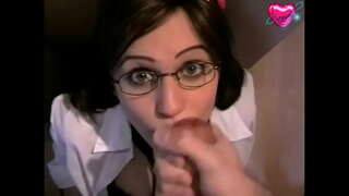 ���ழகான குஞ்சு கண்ணாடி பெறுகிறார் இது நல்ல