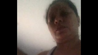 ���ో Masturbates కెమెరా ముందు