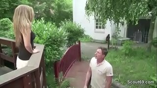 Mažas, plonas Paauglių pakliuvom į nuomotoją dėl skolų 