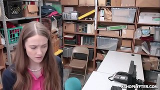 Και οι δύο shoplyfting έφηβος και η γιαγιά είναι να μπαμ από την καυλωμένη LP Αξιωματικός Έρικα Λόρεν