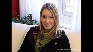 Super bòidheach blonde teen strips nude agus a &#039; cluich le a tight pussy