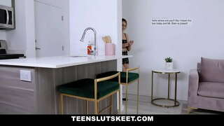 Teen babe lader klassekammerat og kneppe hende i bytte for hendes prøvebesvarelser