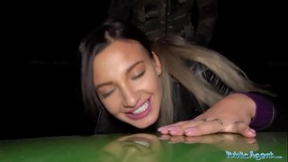 Wakala wa umma Krokiga busty hottie katika blowjob nje jioni na kutomba