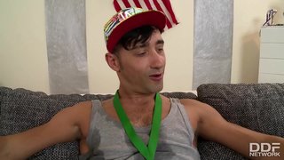 Счастливый победитель трахает Аниту Б. в ее задницу в то время как лесби подросток Дженни трет ее мокрый клитор