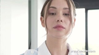 סלוטטי דינסט טיילער סאַנדז סטיקס איר הייס טאָכעס אין די לופט צו באַגריסן 2 שווער קאַקס אין איר גאנץ טאָכעס &amp;amp; ייקינג אַסכאָול נאָך סאַקינג זייער שווער קאַקס! צאָלונג? 2 הייס פיישאַלז! פול פליק אין Private.com!