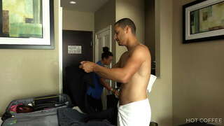 کمرے کی خدمت! بگ مال لیٹنا ، ہو جاتا ہے گڑبڑ کتا سٹائل کی طرف سے مہمان اور squirts اس کے سینے پر.