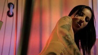 Catra meggyőzi őt, hogy a tréner, hogy az edzés kicsit több meleg