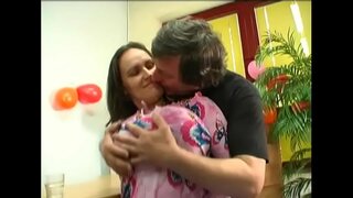 Energična djevojka Jenny s velikim prirodnim sisama jebanje straga