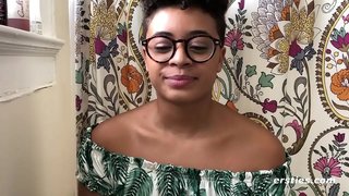 Ebony faigheann babe amach ar an tolg