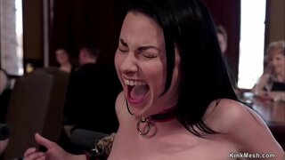 Mkuu mtumwa Veruca James viongozi mtumwa mwanafunzi Sabrina Benki kwa ajili ya huduma slut na wao kutomba ngumu na kuwasilisha katika sakafu ya juu orgy bdsm chama