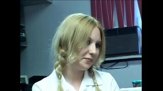Pigtailed blonde katika sare haina anal yake na hung, nyeusi stud