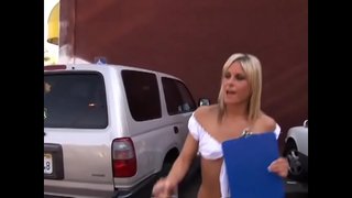 Vijana babe inachukua dick ngumu katika mvua yake kunyoa twat