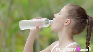 Sexy babe ukazuje pekné telo