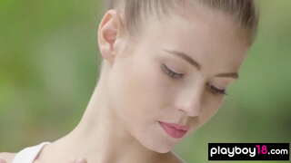 Skinny brunette slut stripping wakati sanduku mafunzo