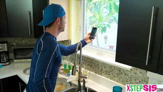 Latina stepsister é uma boa chupadora e eu pego ela fazendo isso