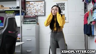 Brunette kijana Judy Jolie kupata tight pussy yake romped wildly na walinzi wa usalama kutoka nyuma