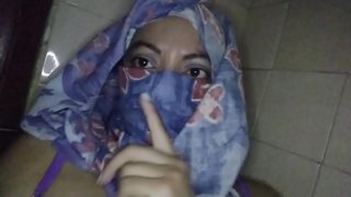 Arabian Mamá Vestindo Niqab Esguichos Seu Bichano DURO