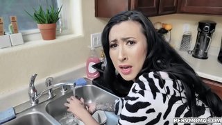 ���ేడి తల్లి లిల్లీ లేన్ wants her stepsons రసం కాబట్టి she rides him while shes doing లాండ్రీ