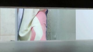 Dhik karo baris tan seksi direkam njupuk padusan tanpa ngawruhi bojone