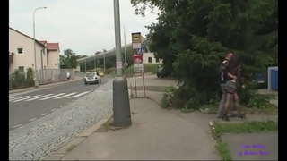 یک فاحشه جوان به زیر یک پل در یک پارک عمومی