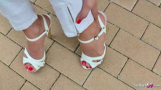 Seksi Rumaja dina Heels Luhur dina basisir, diangkat jeung Footjob pikeun 50 euro dibawa